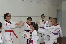 菲尼克斯太阳训练开放日，转会期内部沟通引欢呼，社区盾在即，更衣室氛围转暖(菲尼克斯太阳最新消息)