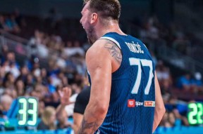 满冠电竞 -包含转折点克里夫兰骑士豪取连胜；意大利杯今夜攻防权衡；引发热议；更衣室氛围转暖的词条