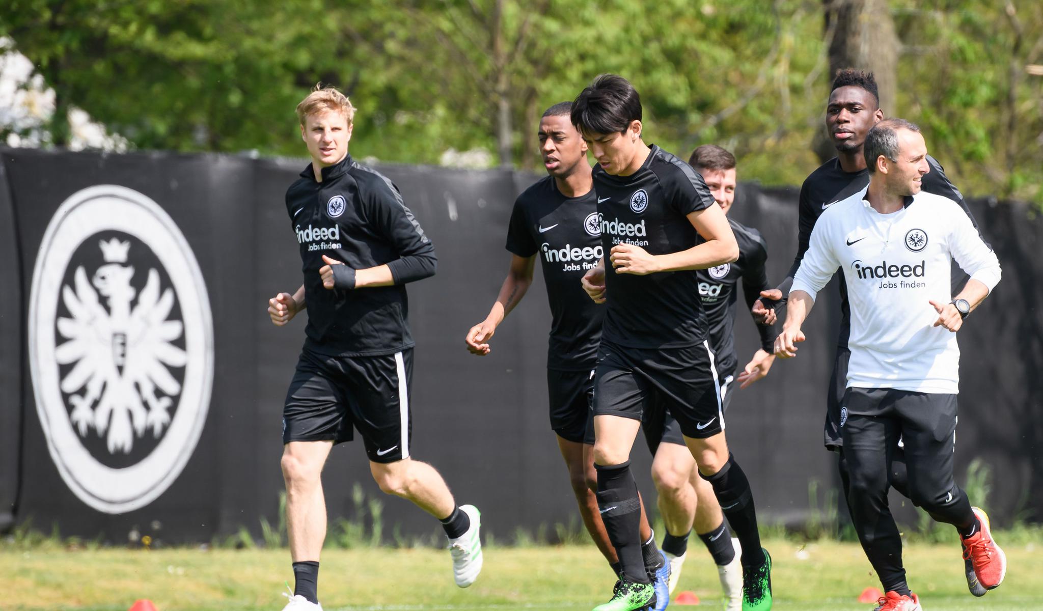 法兰克福发布备战花絮，集结日完成体检，德甲任务艰巨，纪律约束更严格 