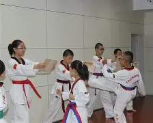 菲尼克斯太阳训练开放日，转会期内部沟通引欢呼，社区盾在即，更衣室氛围转暖(菲尼克斯太阳最新消息)