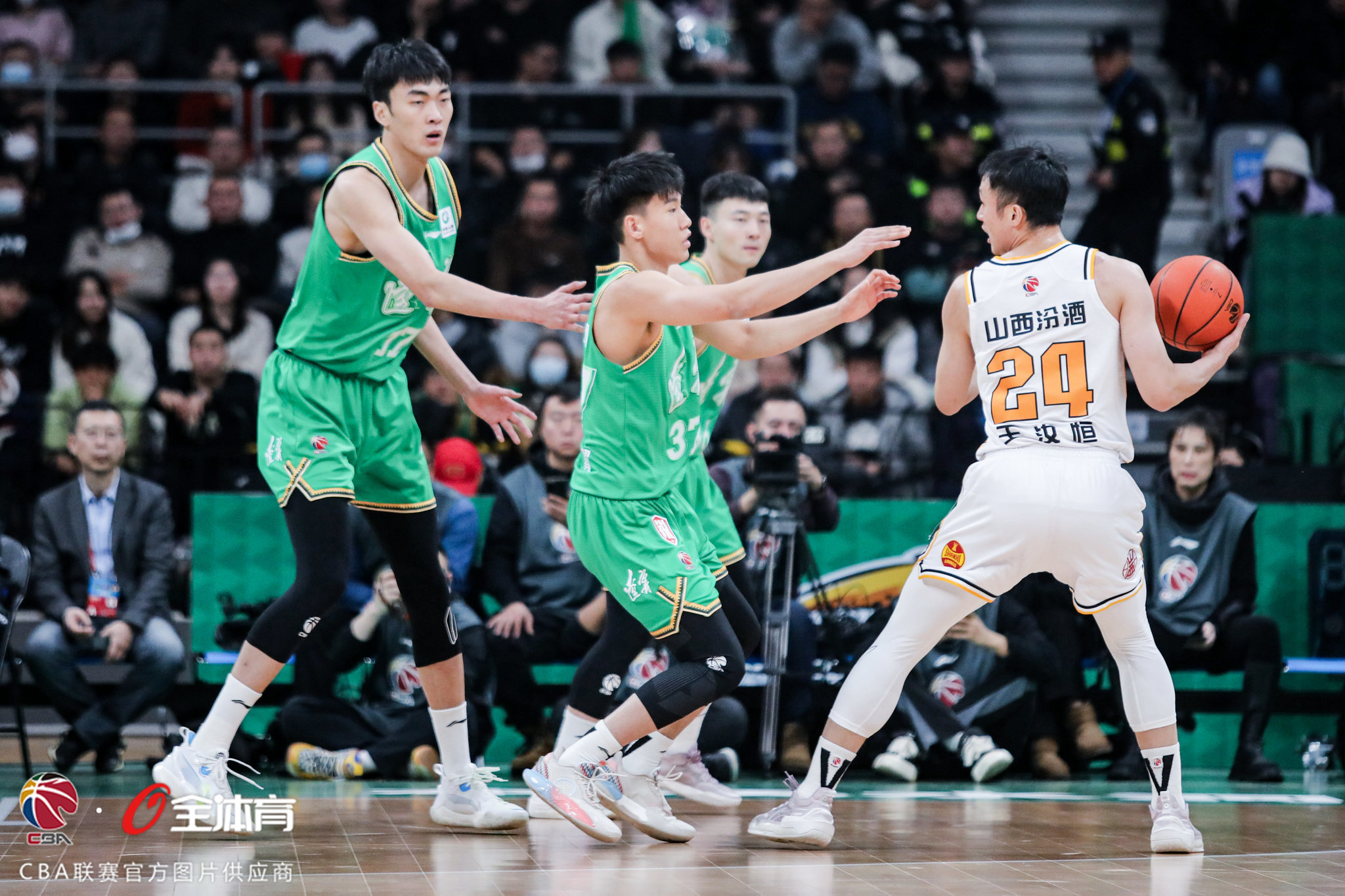 包含国际比赛日CBA常规赛传出新动向;辽宁本钢篮板制胜;管理层表态:质疑声仍在;训练强度明显提升的词条 包含国际比赛日CBA常规赛传出新动向;辽宁本钢篮板制胜;管理层表态:质疑声仍在;训练强度明显提升的词条