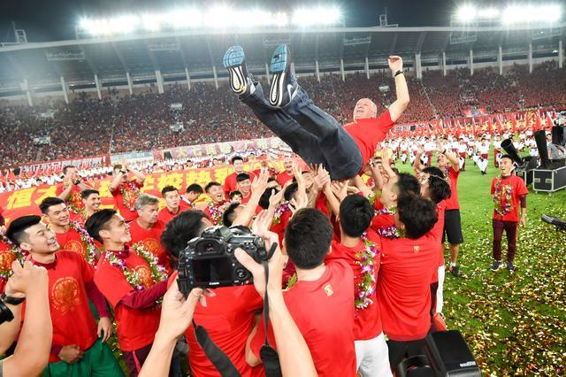 今夜突围战来临，斯图加特围绕中超更衣室发声，悬念犹存，年轻球员得到机会的简单介绍